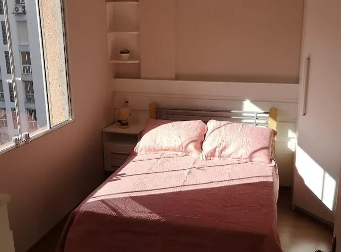 Ensolarado E Espacoso Quarto/sala No Coracao De Poa