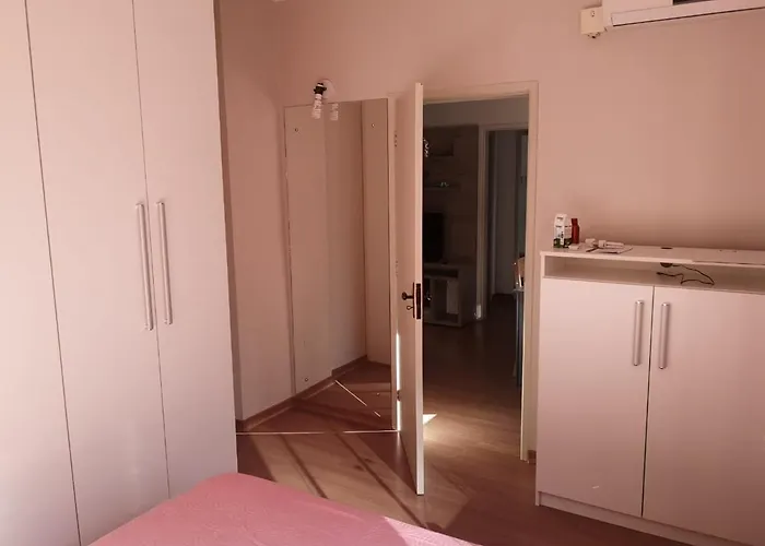 Ensolarado E Espacoso Quarto/sala No Coracao De Poa *