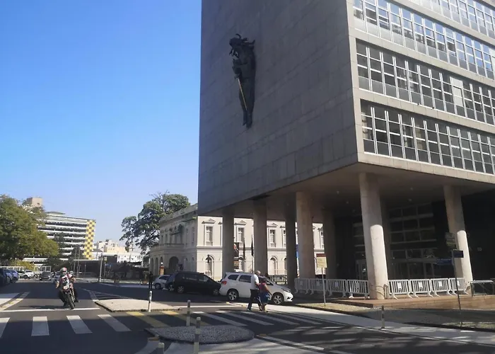 Ensolarado E Espacoso Quarto/sala No Coracao De Poa Porto Alegre